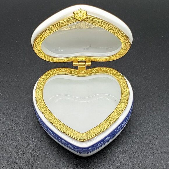 White Porcelain Vintage Cobalt Blue Floral Butterfly Gold Trim Trinket Box - Picture 10 of 12